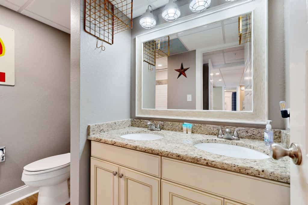 Gorgeous beachfront condo, shared & and beach access