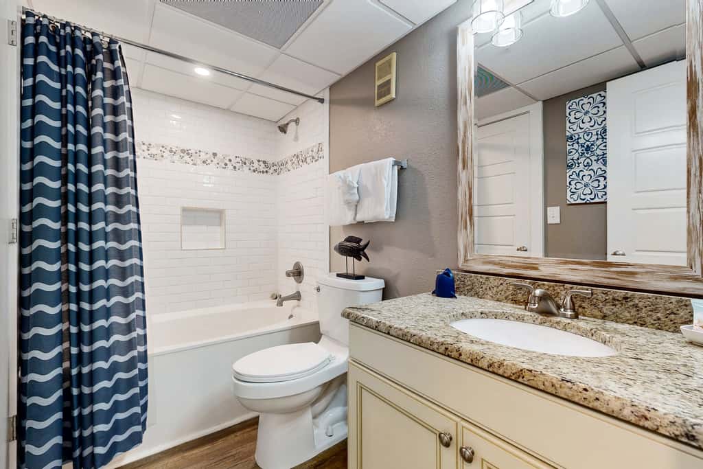 Gorgeous beachfront condo, shared & and beach access
