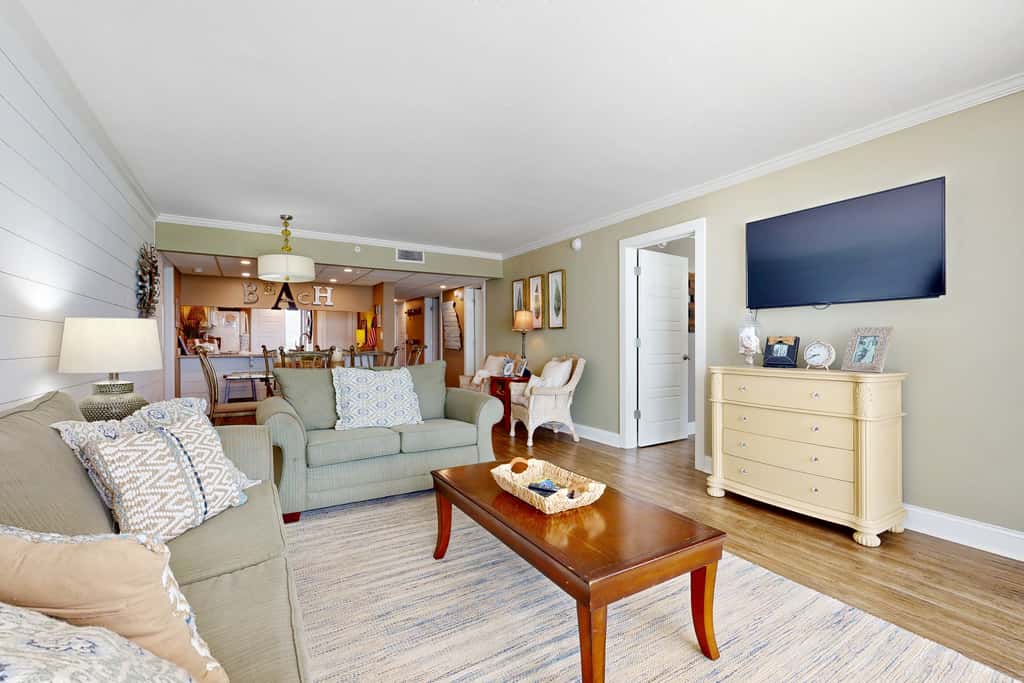 Gorgeous beachfront condo, shared & and beach access
