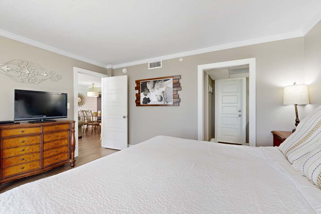 Gorgeous beachfront condo, shared & and beach access