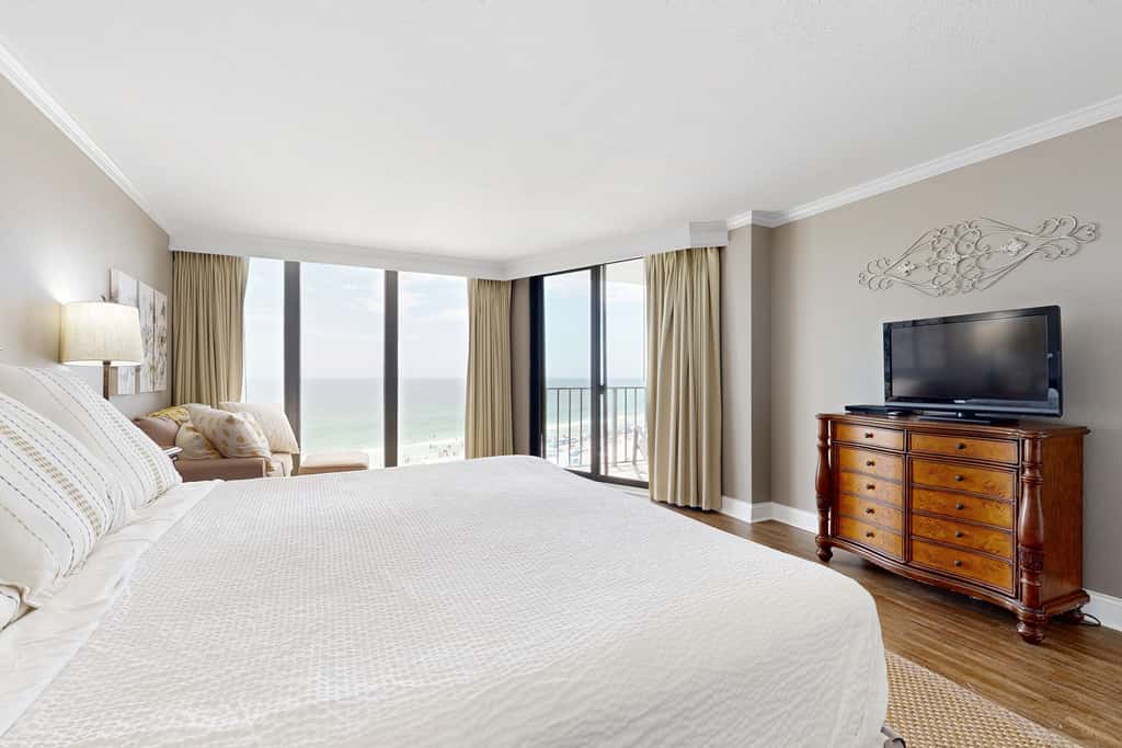 Gorgeous beachfront condo, shared & and beach access