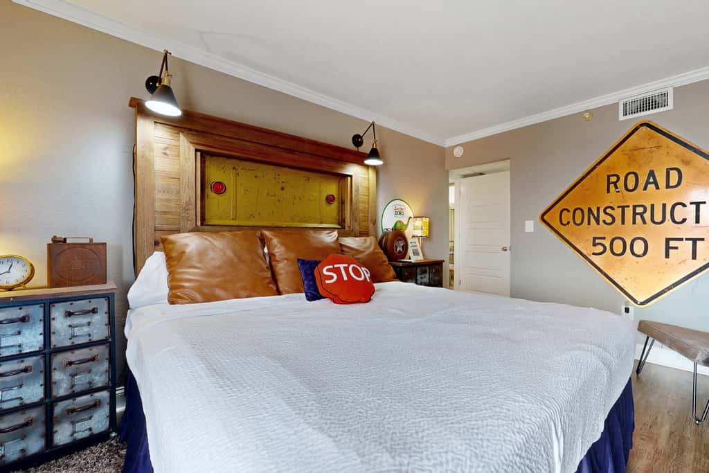 Gorgeous beachfront condo, shared & and beach access