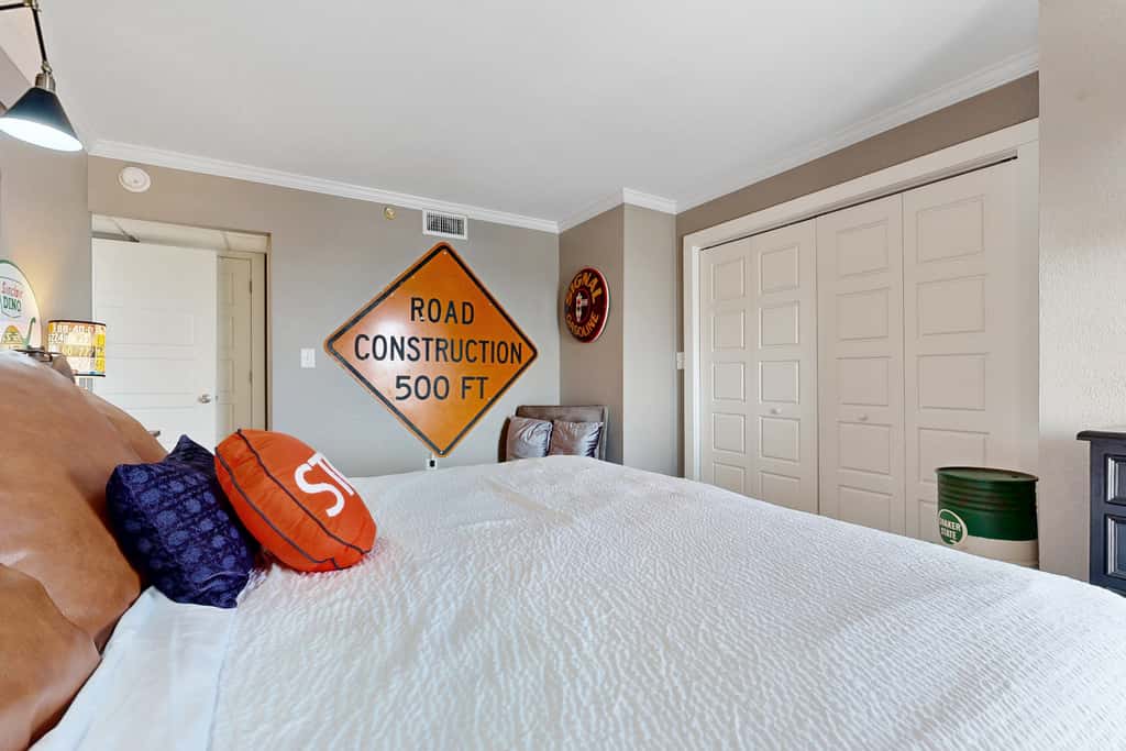 Gorgeous beachfront condo, shared & and beach access