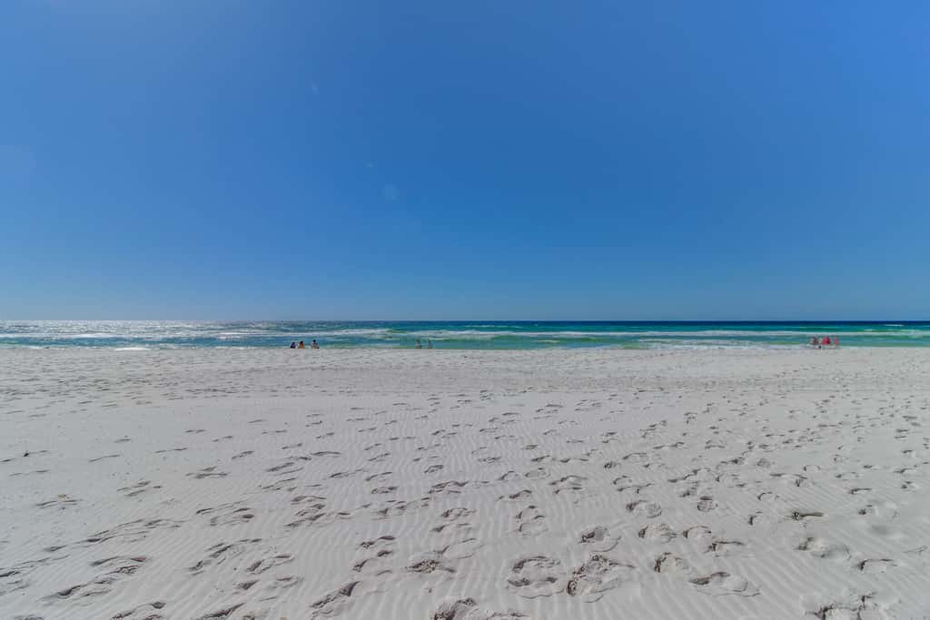 Gorgeous beachfront condo, shared & and beach access