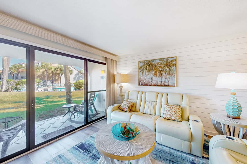Golf lover's getaway with pool & hot tub, open layout, smart TVs, & full kitchen
