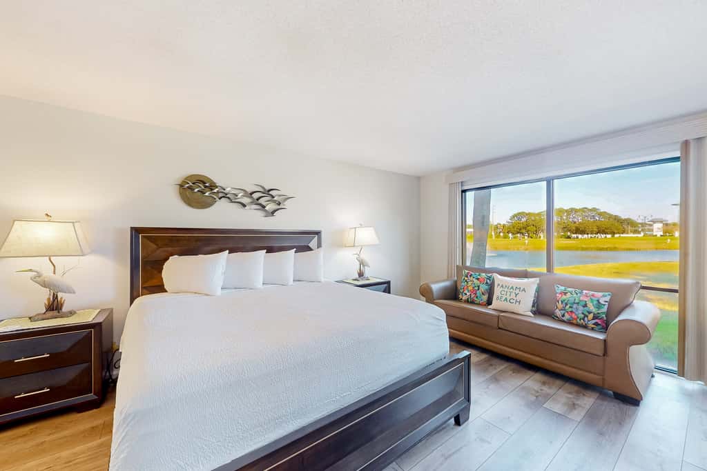 Golf lover's getaway with pool & hot tub, open layout, smart TVs, & full kitchen