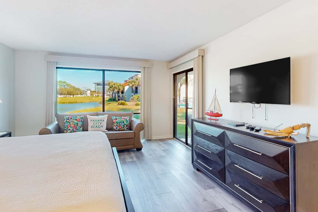 Golf lover's getaway with pool & hot tub, open layout, smart TVs, & full kitchen