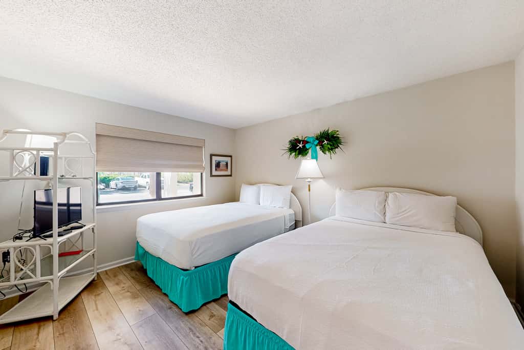 Golf lover's getaway with pool & hot tub, open layout, smart TVs, & full kitchen
