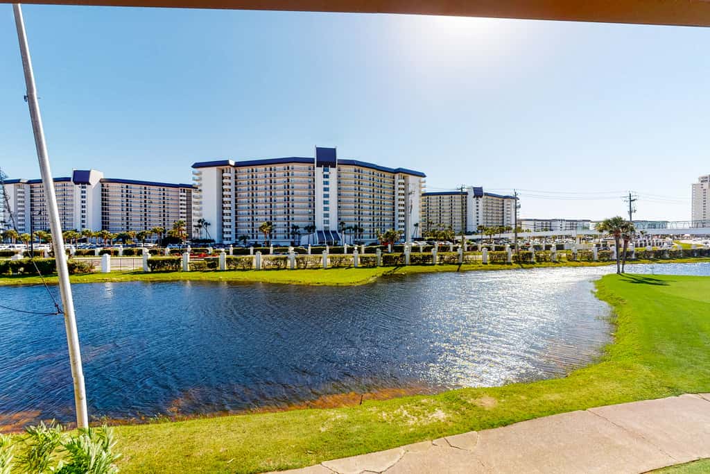 Golf lover's getaway with pool & hot tub, open layout, smart TVs, & full kitchen