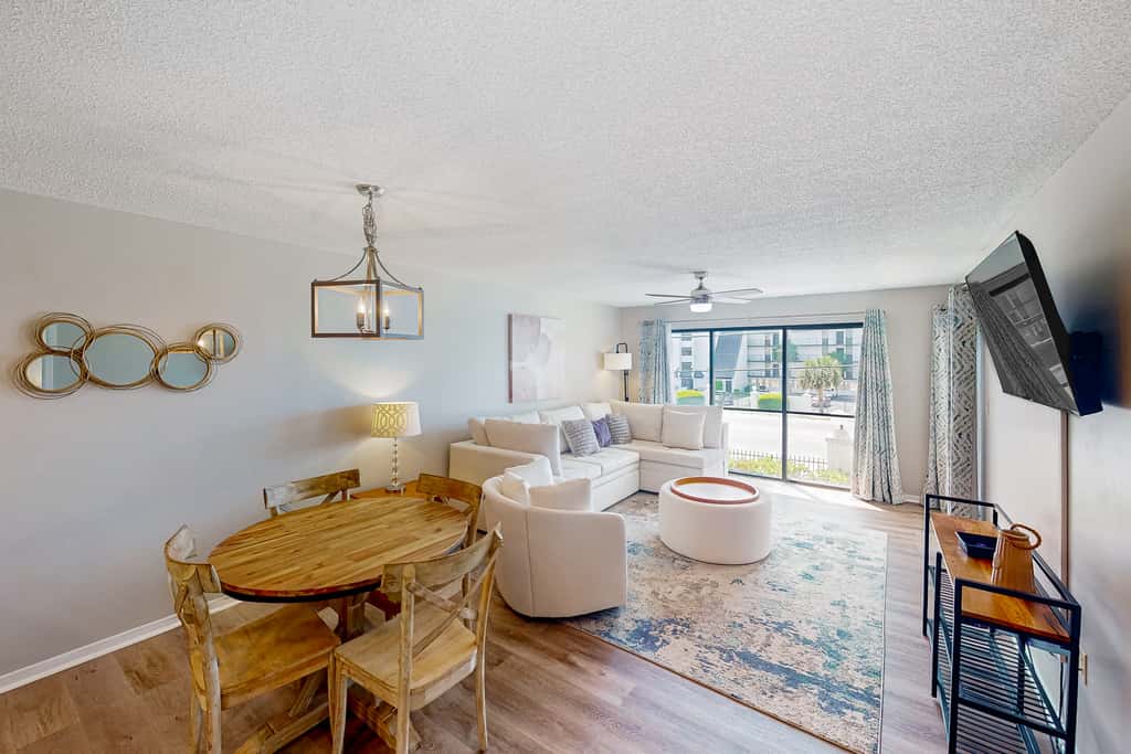 Golf lovers condo with golf, 11 pools, hot tubs, gym, tennis, pickleball, W&D