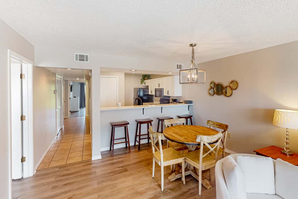 Golf lovers condo with golf, 11 pools, hot tubs, gym, tennis, pickleball, W&D