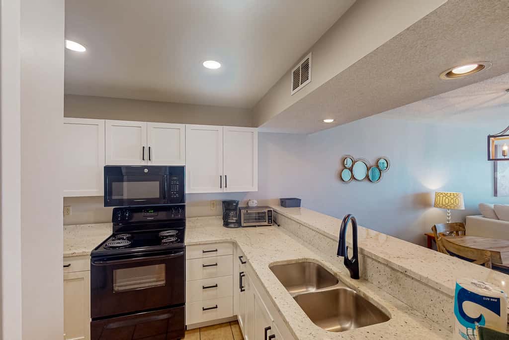 Golf lovers condo with golf, 11 pools, hot tubs, gym, tennis, pickleball, W&D