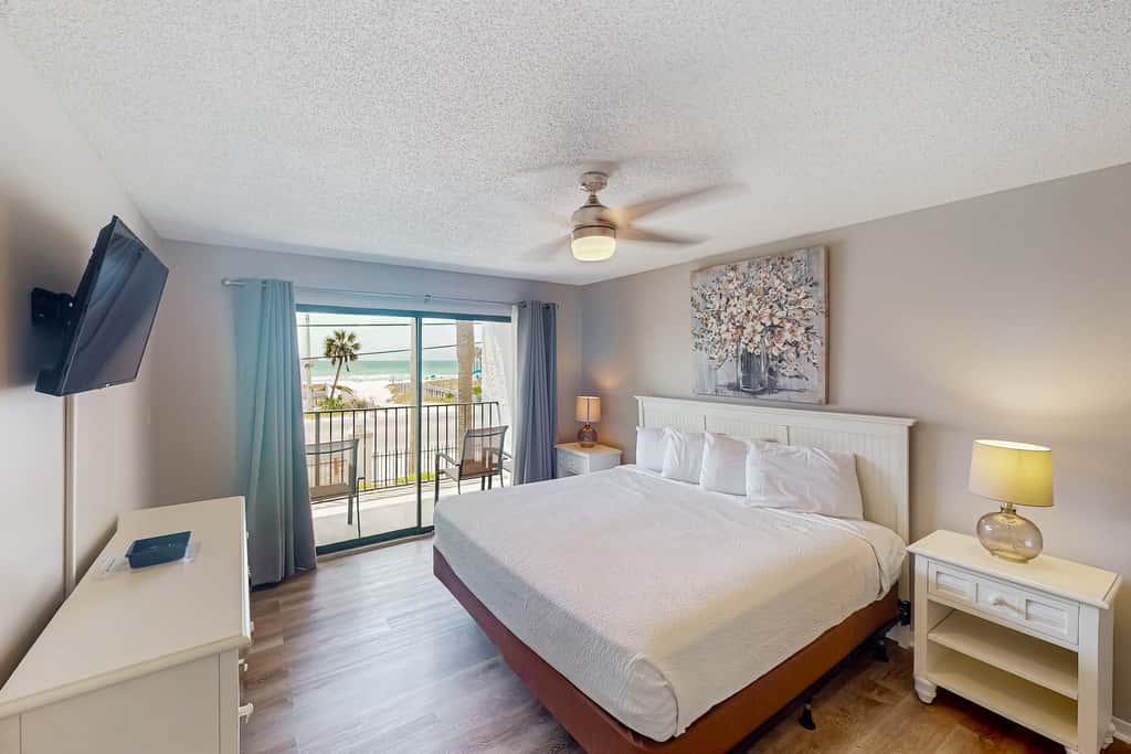 Golf lovers condo with golf, 11 pools, hot tubs, gym, tennis, pickleball, W&D