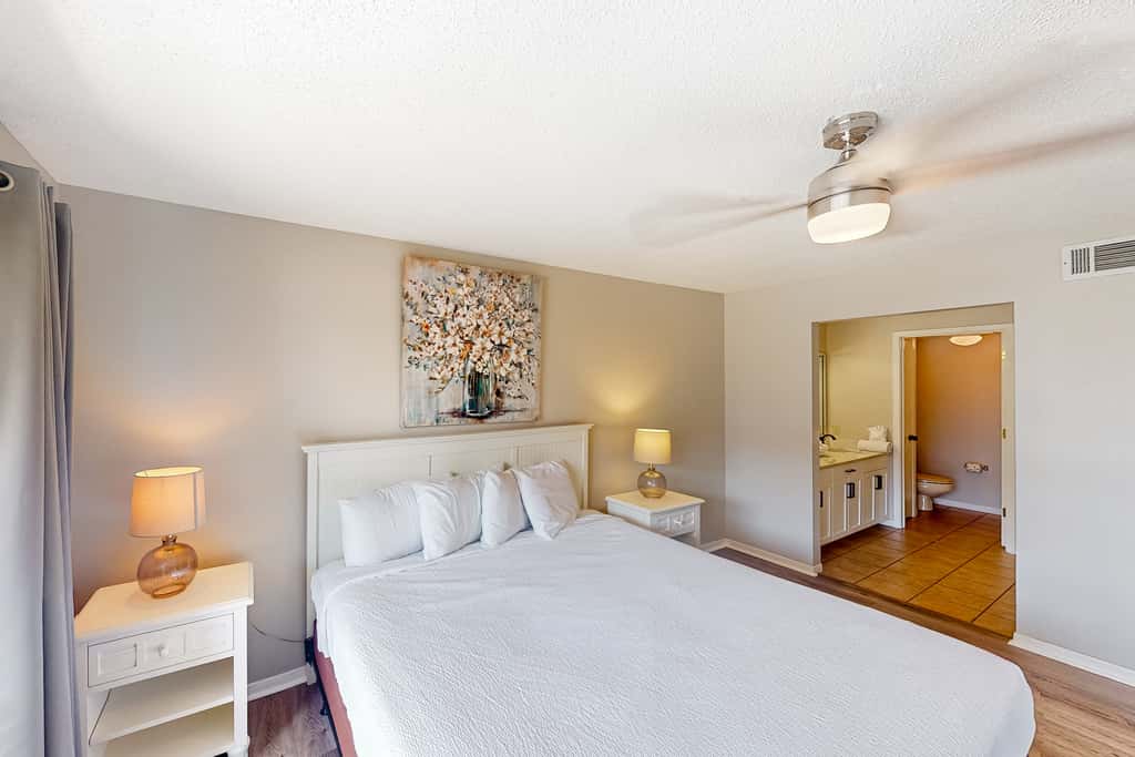 Golf lovers condo with golf, 11 pools, hot tubs, gym, tennis, pickleball, W&D