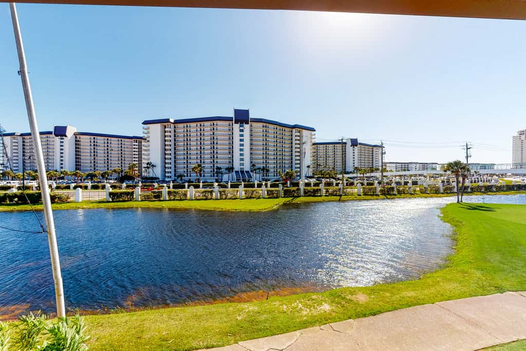 Golf lovers condo with golf, 11 pools, hot tubs, gym, tennis, pickleball, W&D