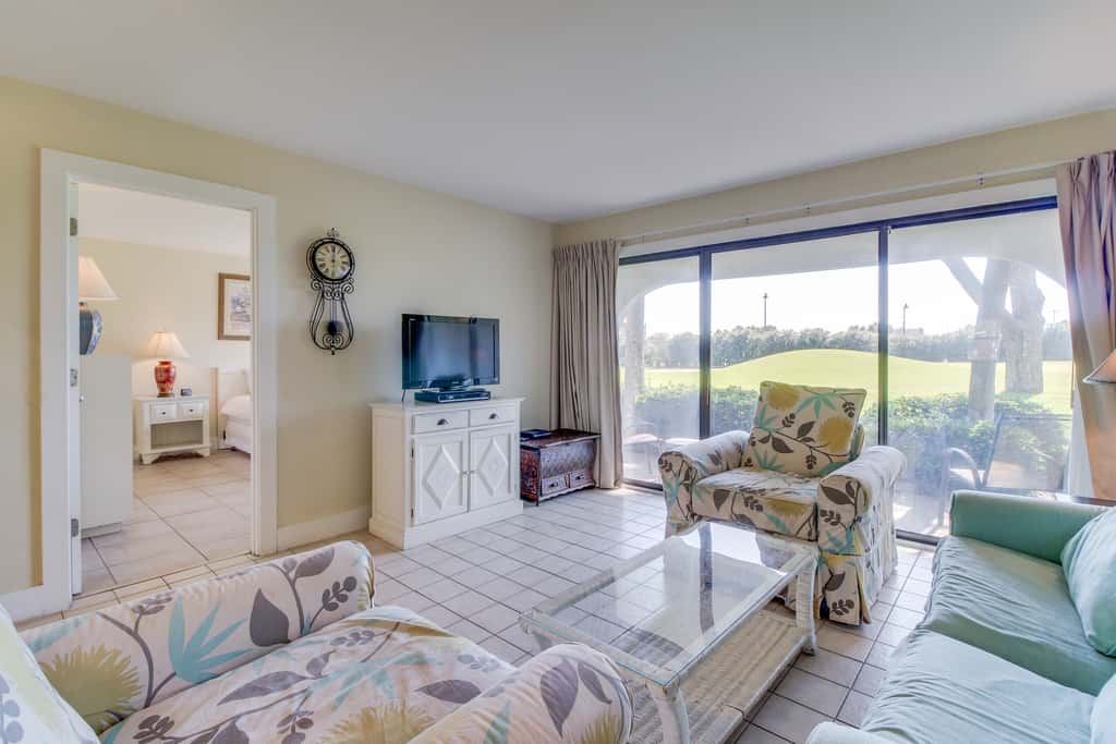 Golf lover's getaway with golf on-site, tennis, pool & hot tub