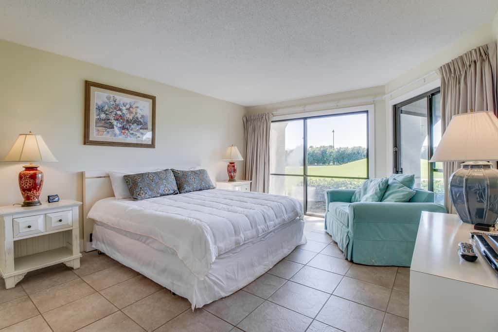 Golf lover's getaway with golf on-site, tennis, pool & hot tub