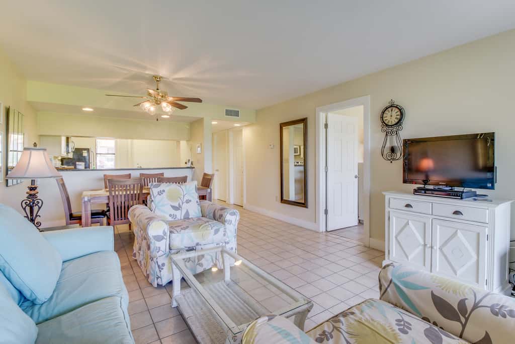 Golf lover's getaway with golf on-site, tennis, pool & hot tub
