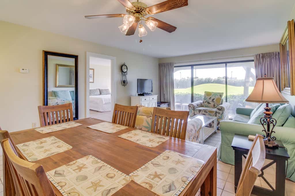 Golf lover's getaway with golf on-site, tennis, pool & hot tub