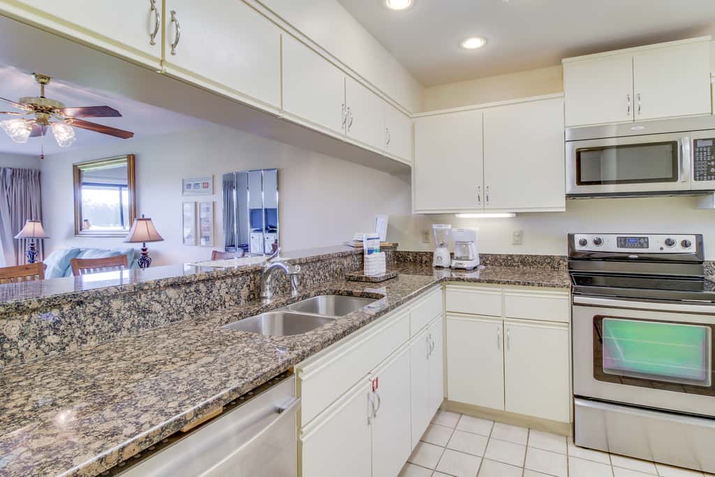 Golf lover's getaway with golf on-site, tennis, pool & hot tub