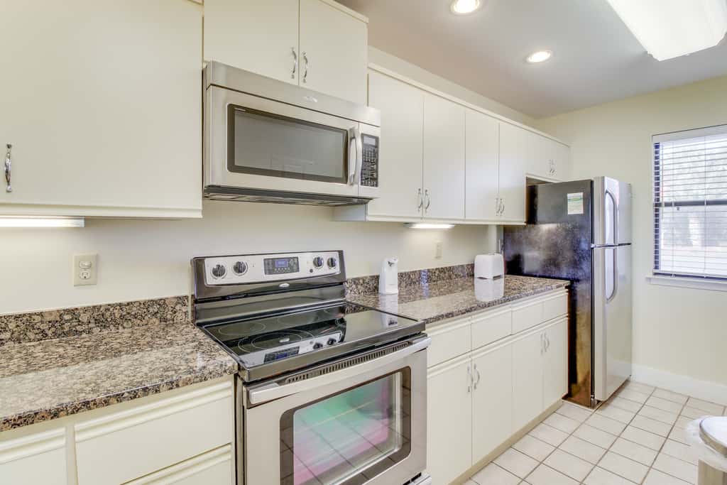Golf lover's getaway with golf on-site, tennis, pool & hot tub