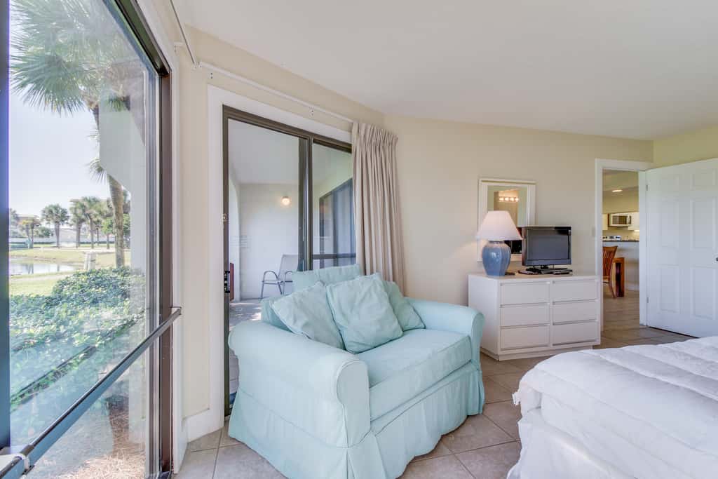 Golf lover's getaway with golf on-site, tennis, pool & hot tub