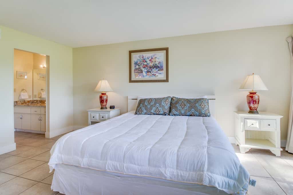 Golf lover's getaway with golf on-site, tennis, pool & hot tub