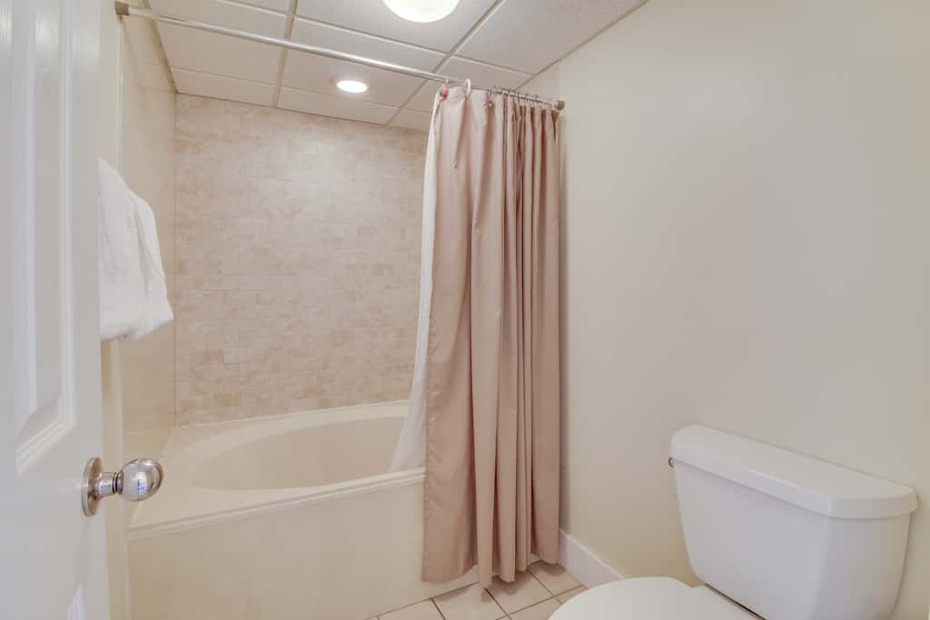 Golf lover's getaway with golf on-site, tennis, pool & hot tub