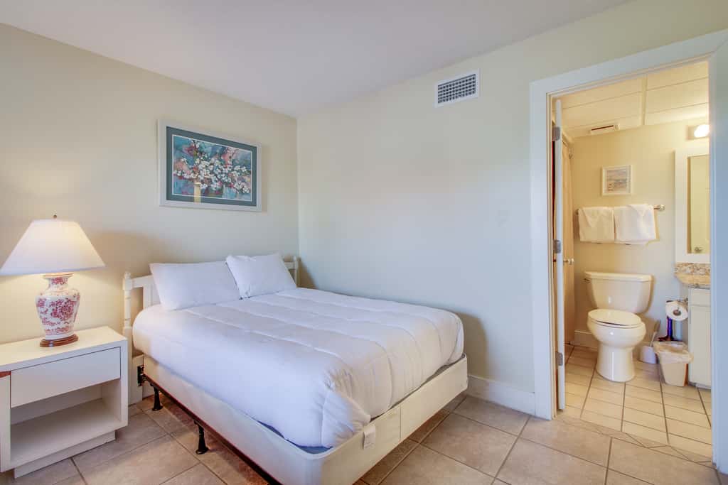 Golf lover's getaway with golf on-site, tennis, pool & hot tub