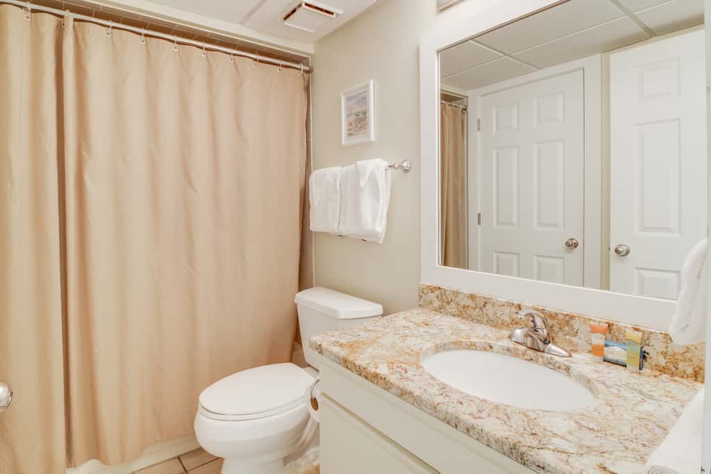 Golf lover's getaway with golf on-site, tennis, pool & hot tub