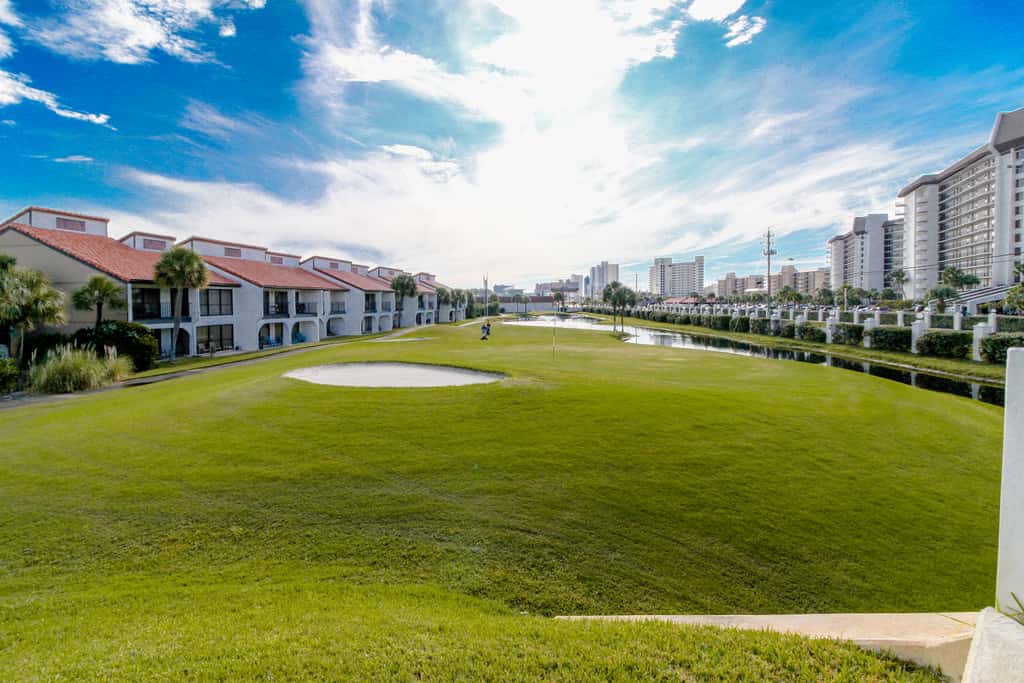 Golf lover's getaway with golf on-site, tennis, pool & hot tub