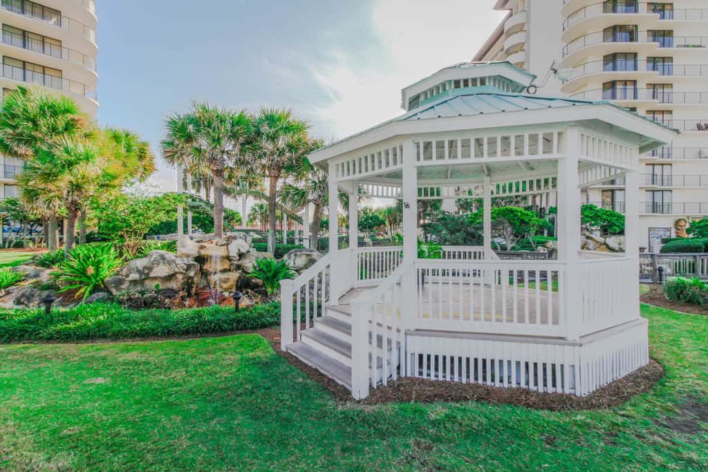 Golf lover's getaway with golf on-site, tennis, pool & hot tub