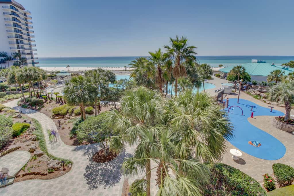 Golf lover's getaway with golf on-site, tennis, pool & hot tub