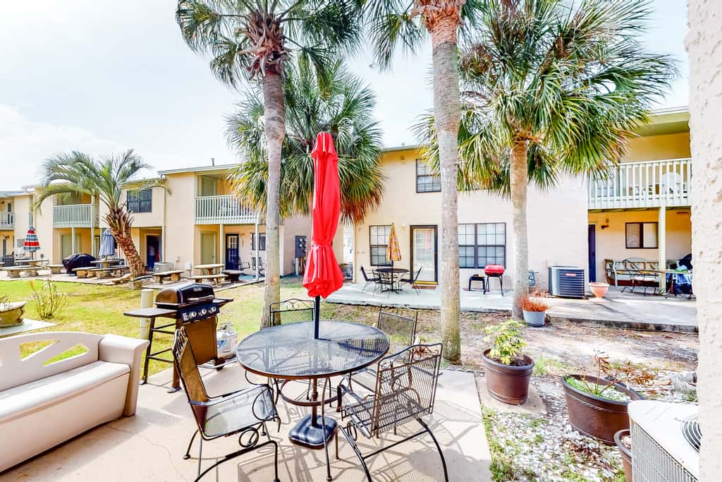 Bright Townhouse with Private Beach Access, Shared Pools, & Central AC