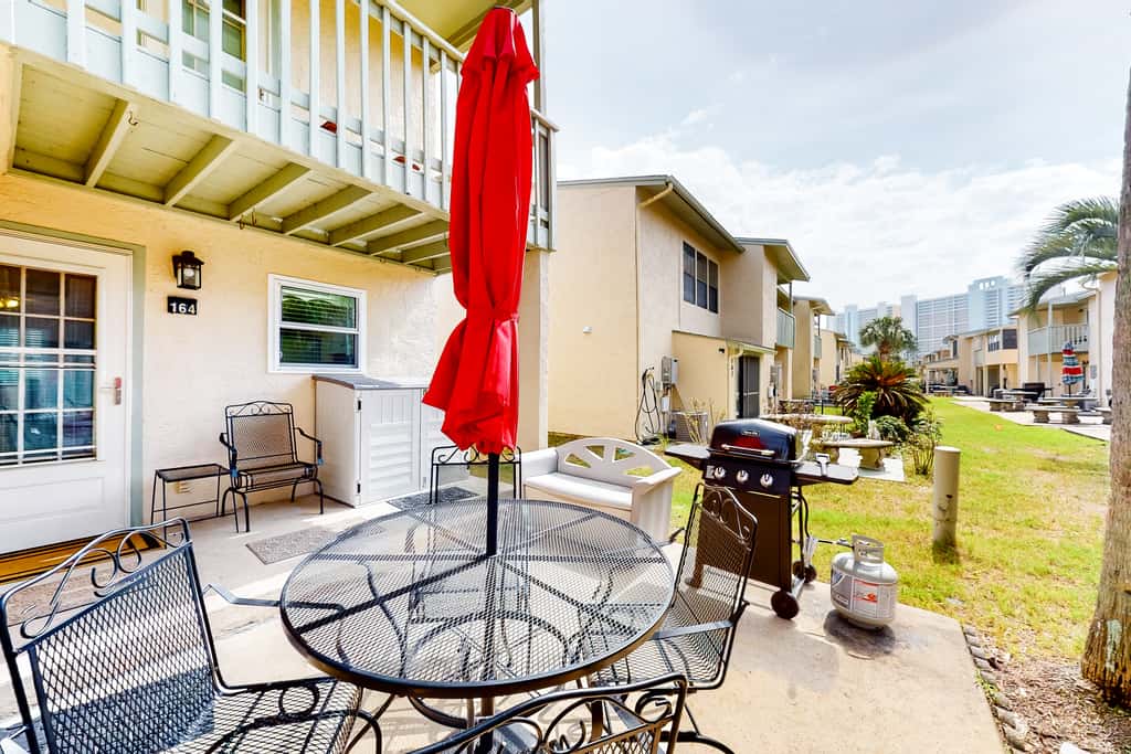 Bright Townhouse with Private Beach Access, Shared Pools, & Central AC