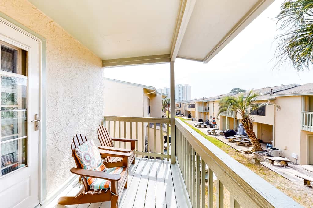 Bright Townhouse with Private Beach Access, Shared Pools, & Central AC
