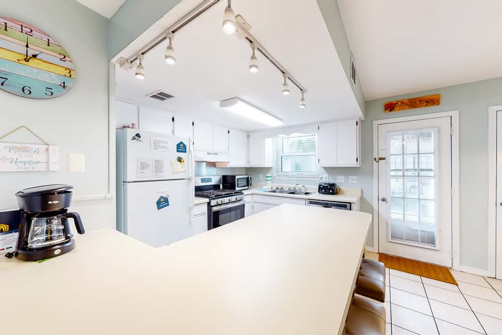 Bright Townhouse with Private Beach Access, Shared Pools, & Central AC