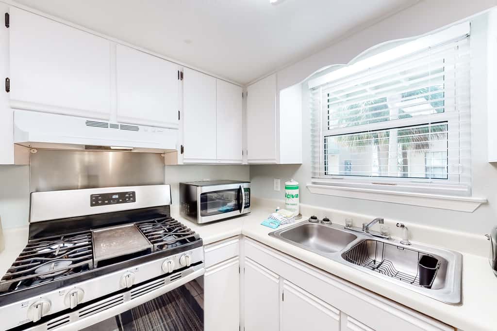Bright Townhouse with Private Beach Access, Shared Pools, & Central AC
