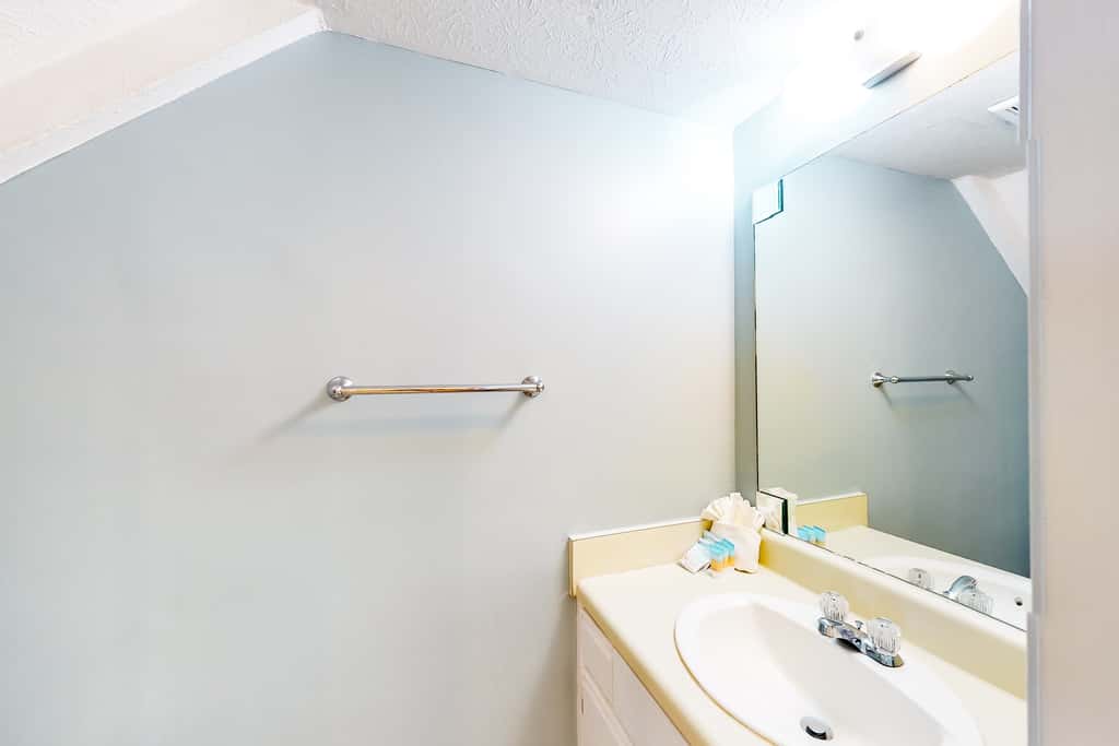 Bright Townhouse with Private Beach Access, Shared Pools, & Central AC