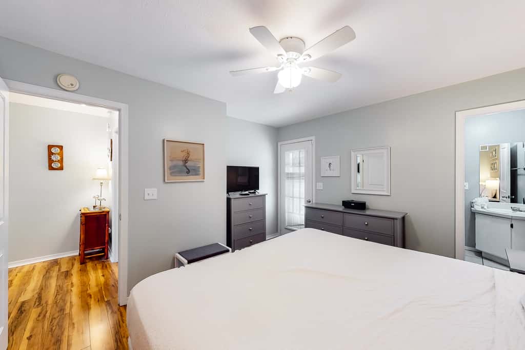 Bright Townhouse with Private Beach Access, Shared Pools, & Central AC
