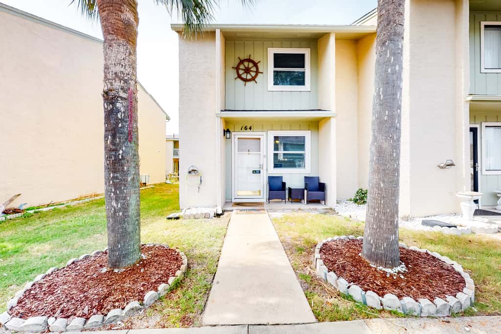 Bright Townhouse with Private Beach Access, Shared Pools, & Central AC