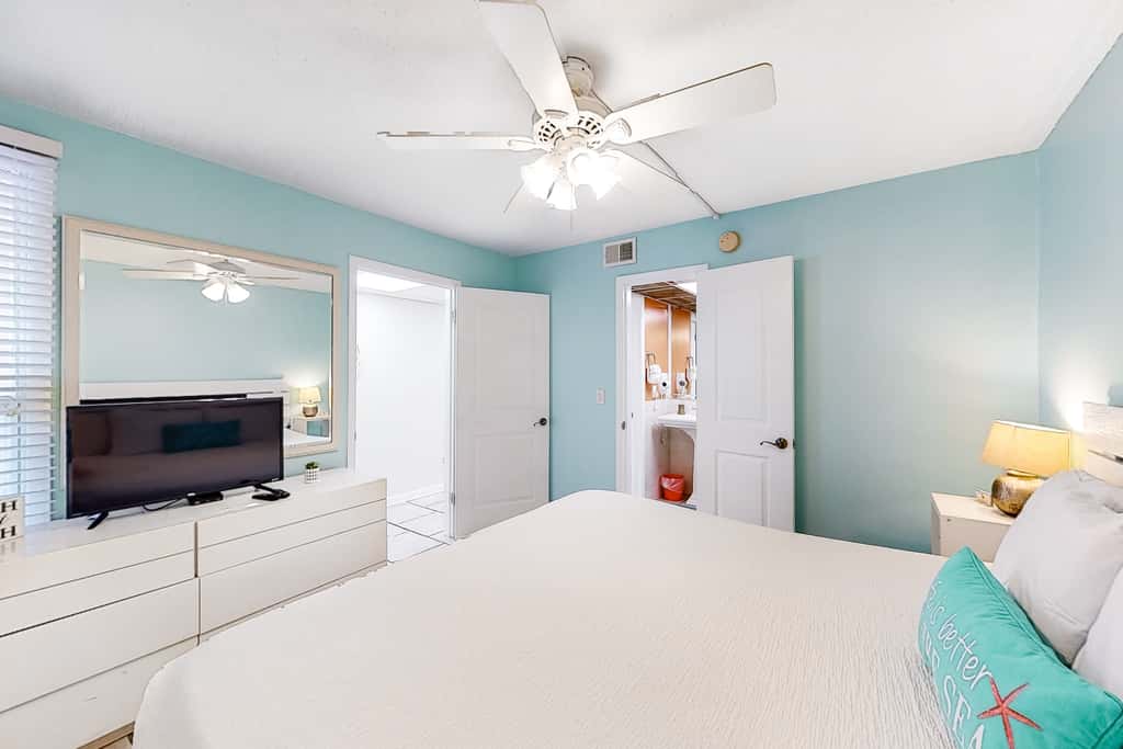 Coastal Gem w/ Beach & Pool Access, Oceanfront Views from Balcony, and Netflix