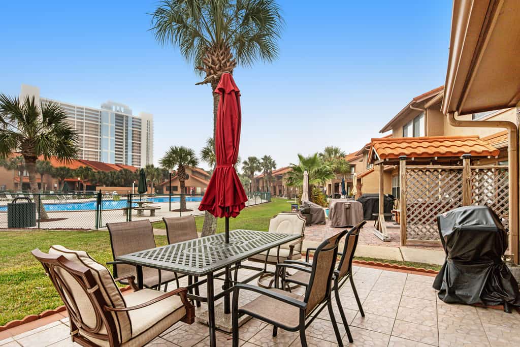 Conveniently located condo with shared pool & tennis, on-site golf - walk to beach