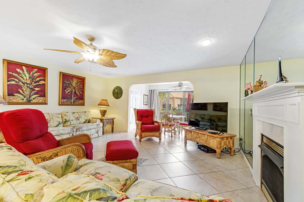 Conveniently located condo with shared pool & tennis, on-site golf - walk to beach