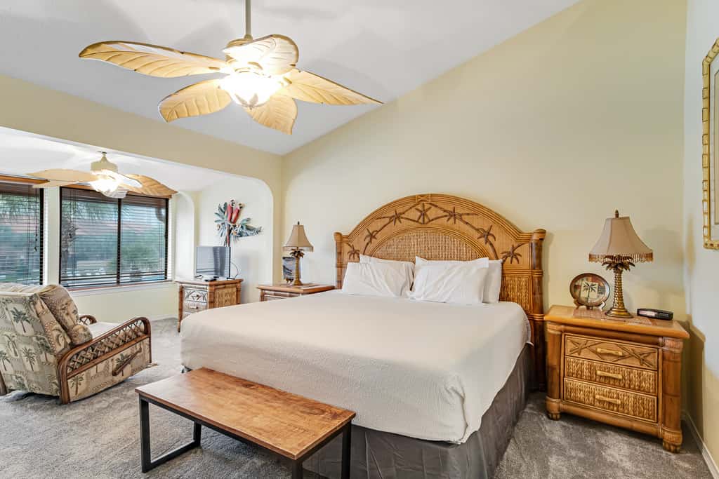 Conveniently located condo with shared pool & tennis, on-site golf - walk to beach