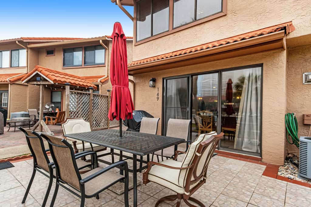 Conveniently located condo with shared pool & tennis, on-site golf - walk to beach