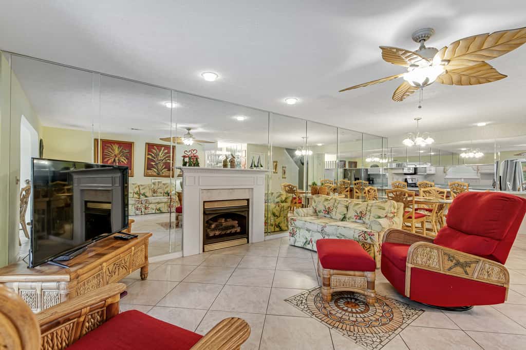 Conveniently located condo with shared pool & tennis, on-site golf - walk to beach