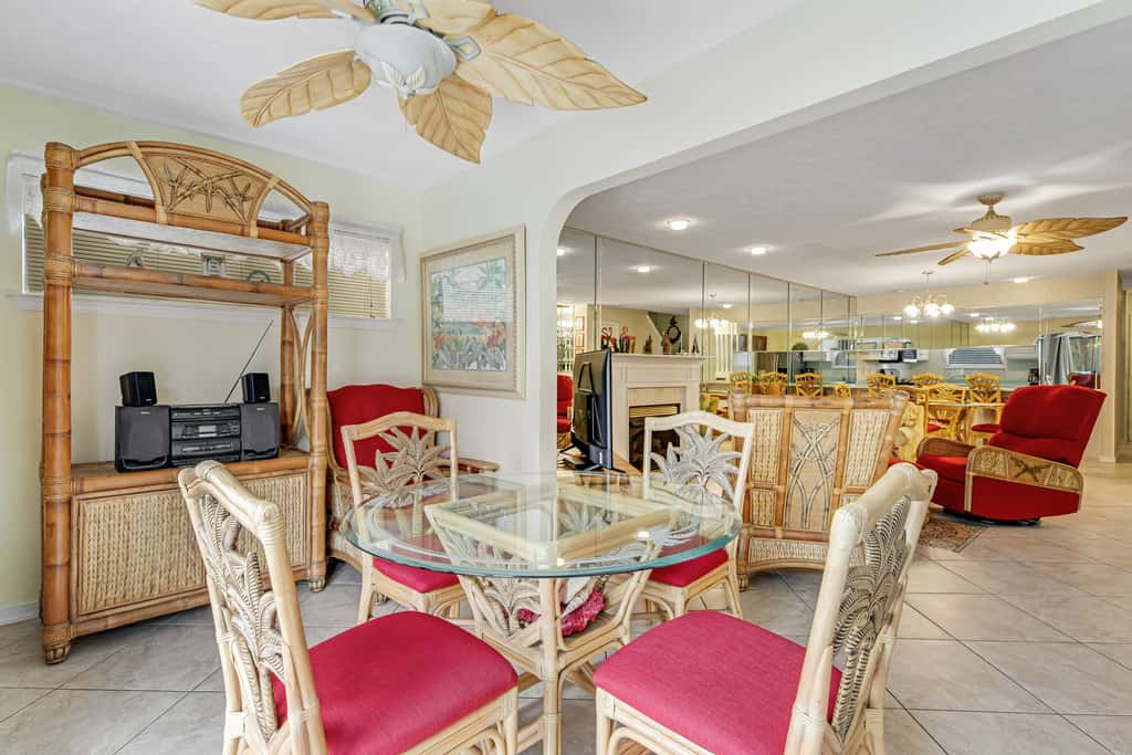Conveniently located condo with shared pool & tennis, on-site golf - walk to beach