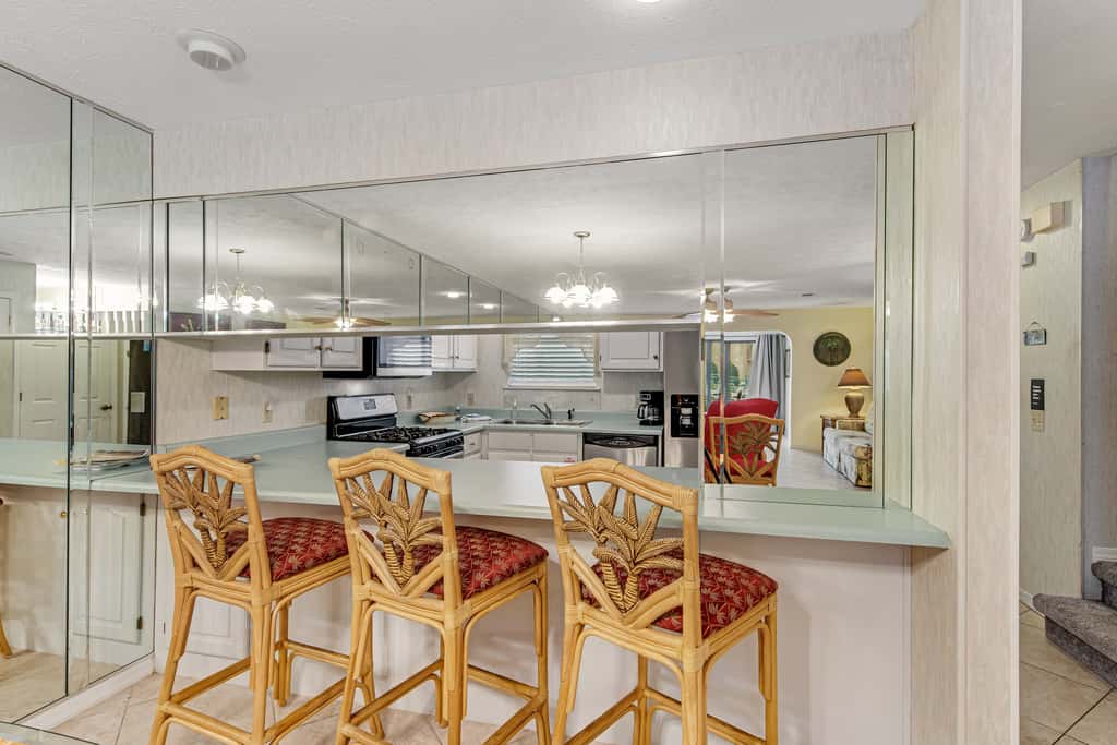 Conveniently located condo with shared pool & tennis, on-site golf - walk to beach