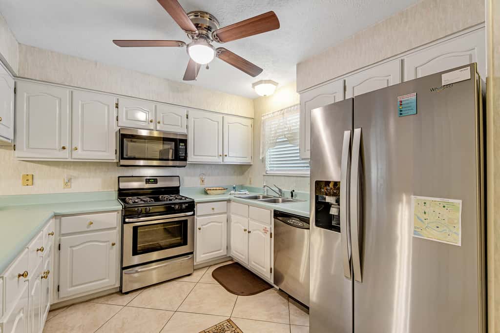 Conveniently located condo with shared pool & tennis, on-site golf - walk to beach